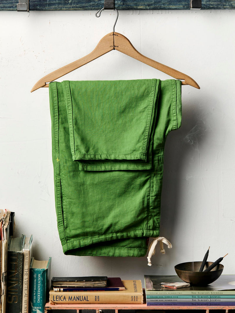 the lounge pant in fern green - Model