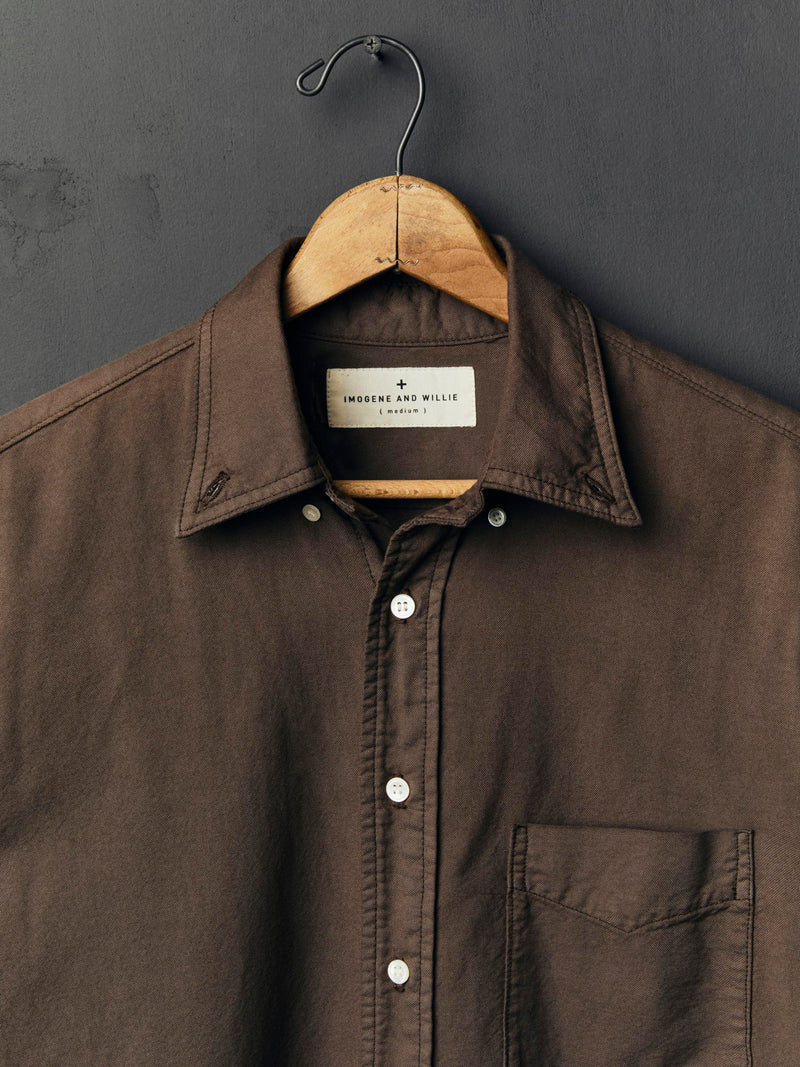 lightweight beach oxford in faded brown - Model